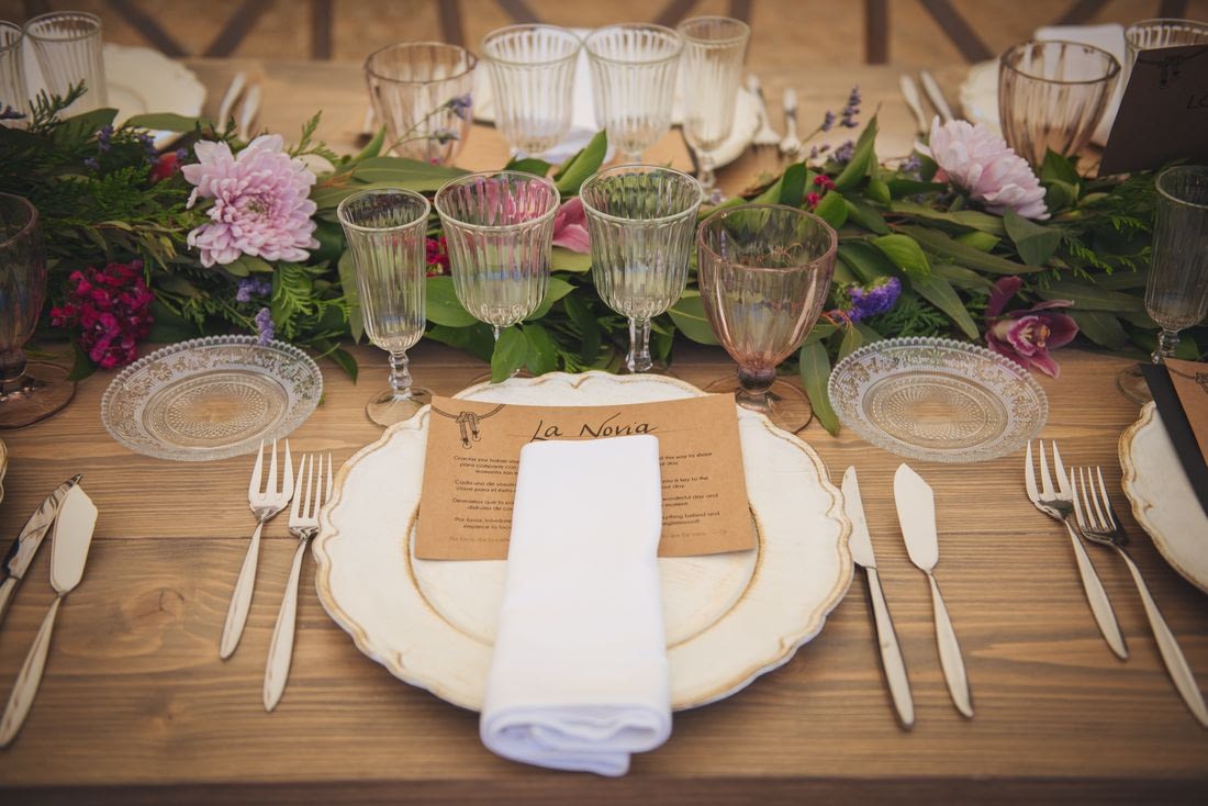 Camino de mesa vegetal salpicado de flores de colores. pasion Eventos Wedding planners