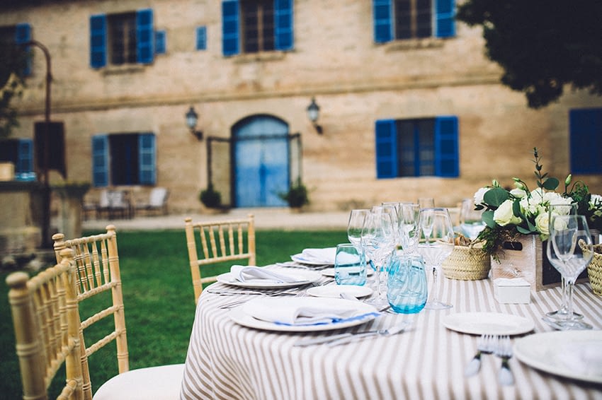 Mesas de estilo mediterraneo en bodas de día