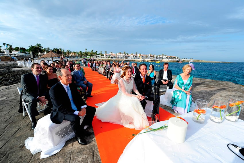 ceremonia original y colorida frente al mar