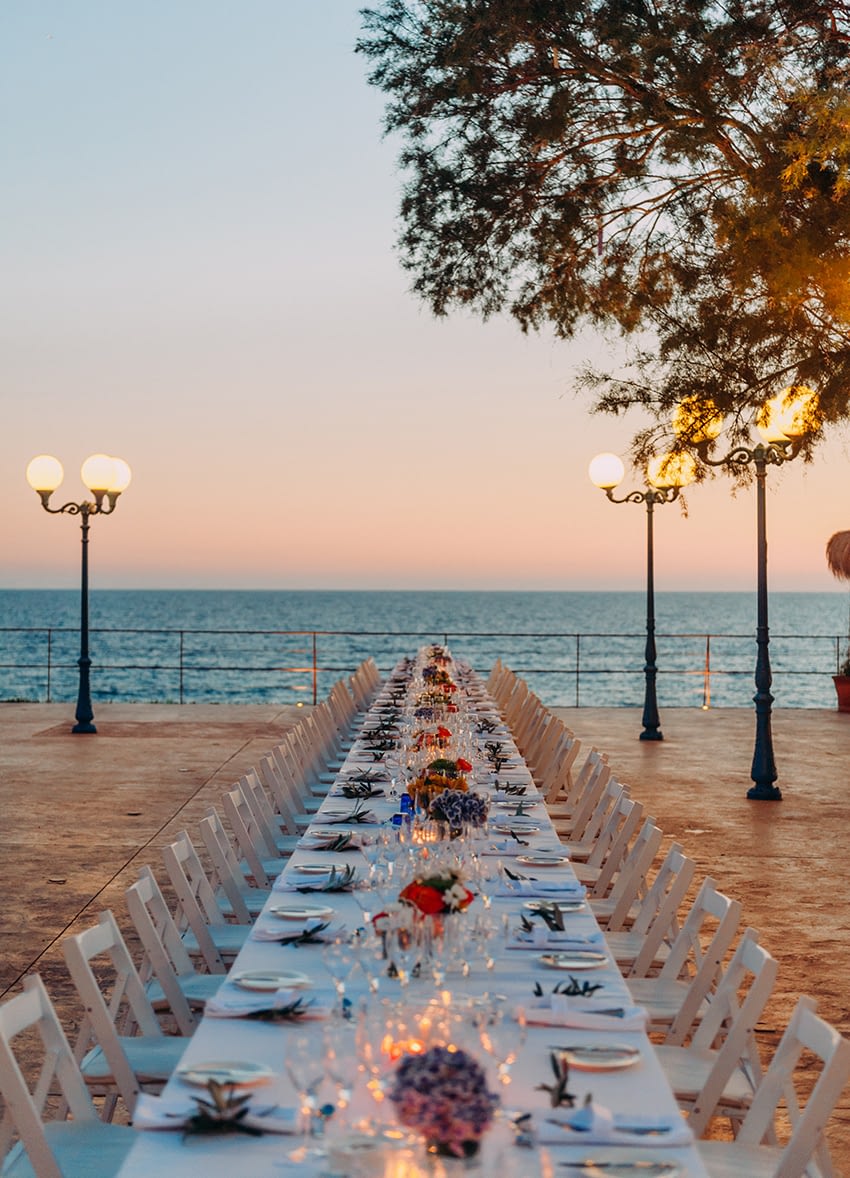 mesa alargada frente al mar
