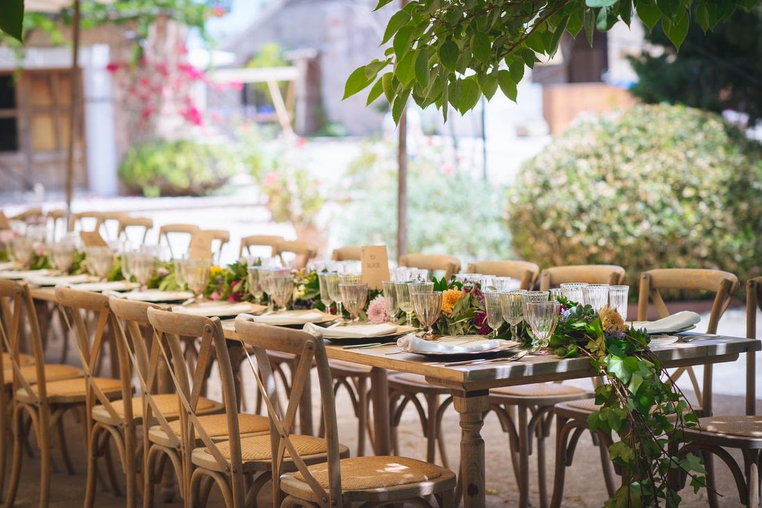 Camino de mesa vegetal salpicado de flores de colores. pasion Eventos Wedding planners